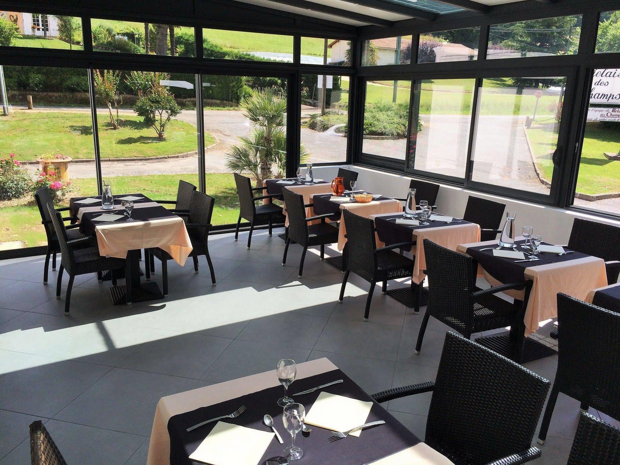 Hotel Le Relais Des Champs อูเชนี-เลส์-แบงส์ ภายนอก รูปภาพ