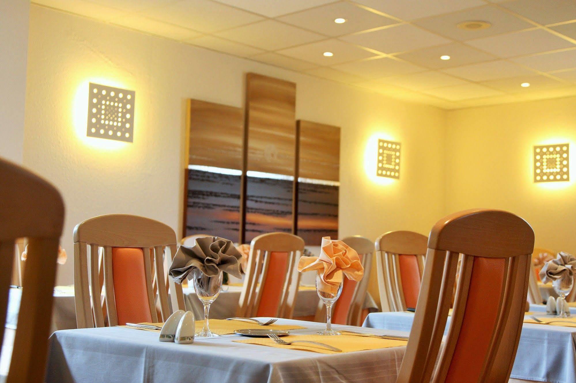 Hotel Le Relais Des Champs อูเชนี-เลส์-แบงส์ ภายนอก รูปภาพ